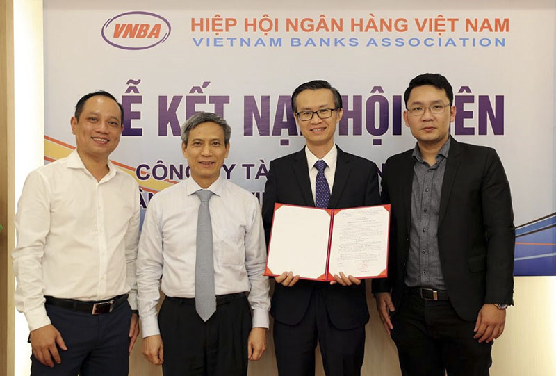 Tổng Thư ký VNBA Nguyễn Toàn Thắng trao quyết định công nhận hội viên chính thức cho FE CREDIT.