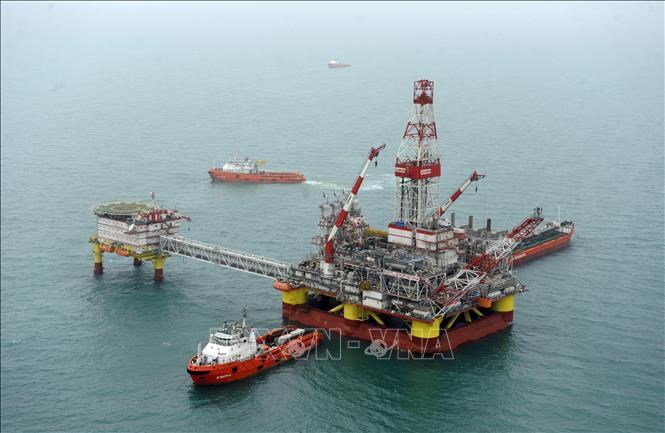 Một giàn khoan dầu trên biển Caspi. Ảnh: AFP/TTXVN 
