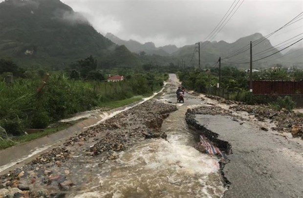 mưa lũ gây xói mòn nền đường tại nhiều tuyến đường giao thông của tỉnh Lai Châu. Ảnh: Việt Hoàng/TTXVN