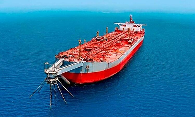   Tàu chở dầu FSO Safer ngoài khơi Yemen. Ảnh: CNN