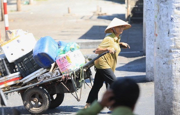 Người lao động Thủ đô vất vả với nắng nóng gay gắt. (Ảnh: Thành Đạt/TTXVN)