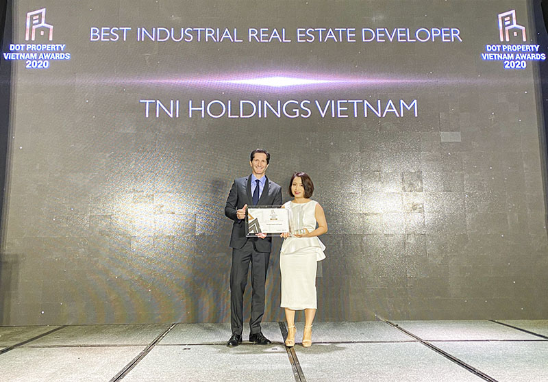 Bà Vũ Thu Hằng, Giám đốc Kinh doanh, đại diện TNI Holdings Vietnam nhận giải