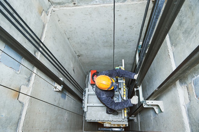 Việc bảo trì thang máy phải diễn ra đúng quy định và thường xuyên. Ảnh: Shutterstock