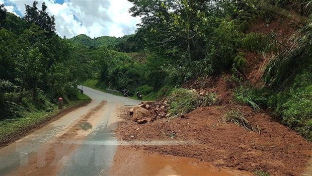 Bùn đất từ trên cao sạt lở tràn xuống tuyến đường Quốc lộ 4H- Nà Hỳ thuộc Điện Biên. (Ảnh: Phan Tuấn Anh/TTXVN)