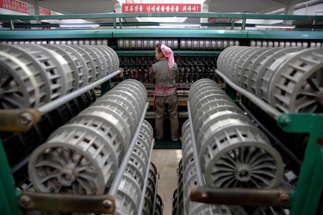 Một công nhân làm việc tại nhà máy dệt Kim Jong Suk ở Bình Nhưỡng. Ảnh: Reuters