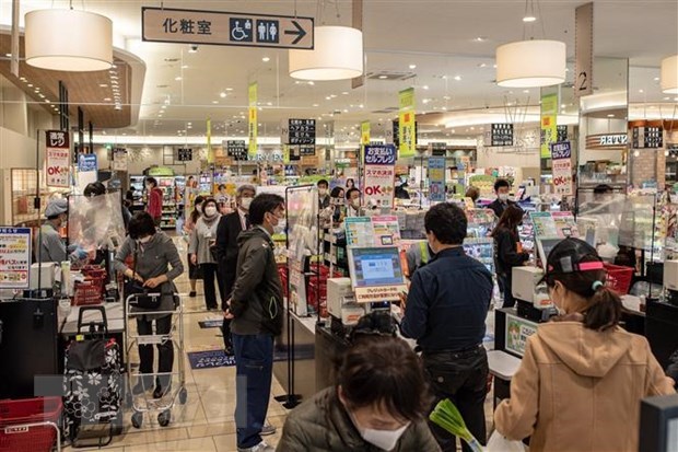 Người dân mua sắm tại một siêu thị ở Tokyo, Nhật Bản. Nguồn: AFP/TTXVN