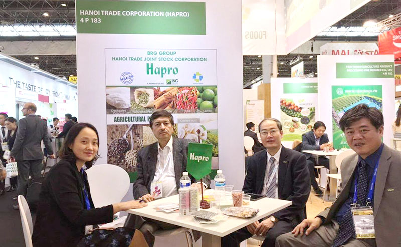 Ông Vũ Thanh Sơn, Tổng giám đốc Hapro (thứ hai từ phải qua) làm việc với khách hàng tại Hội chợ Sial Paris
