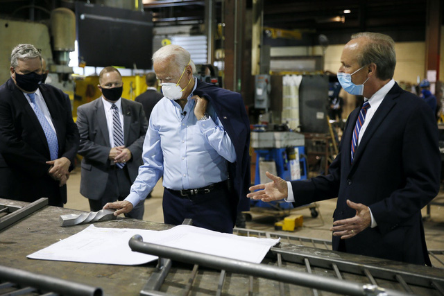 Ứng viên tổng thống Joe Boden trong 1 chuyến tham quan cơ sở chế tạo kim loại tại Dunmore, Pennsylvania. Nguồn AP