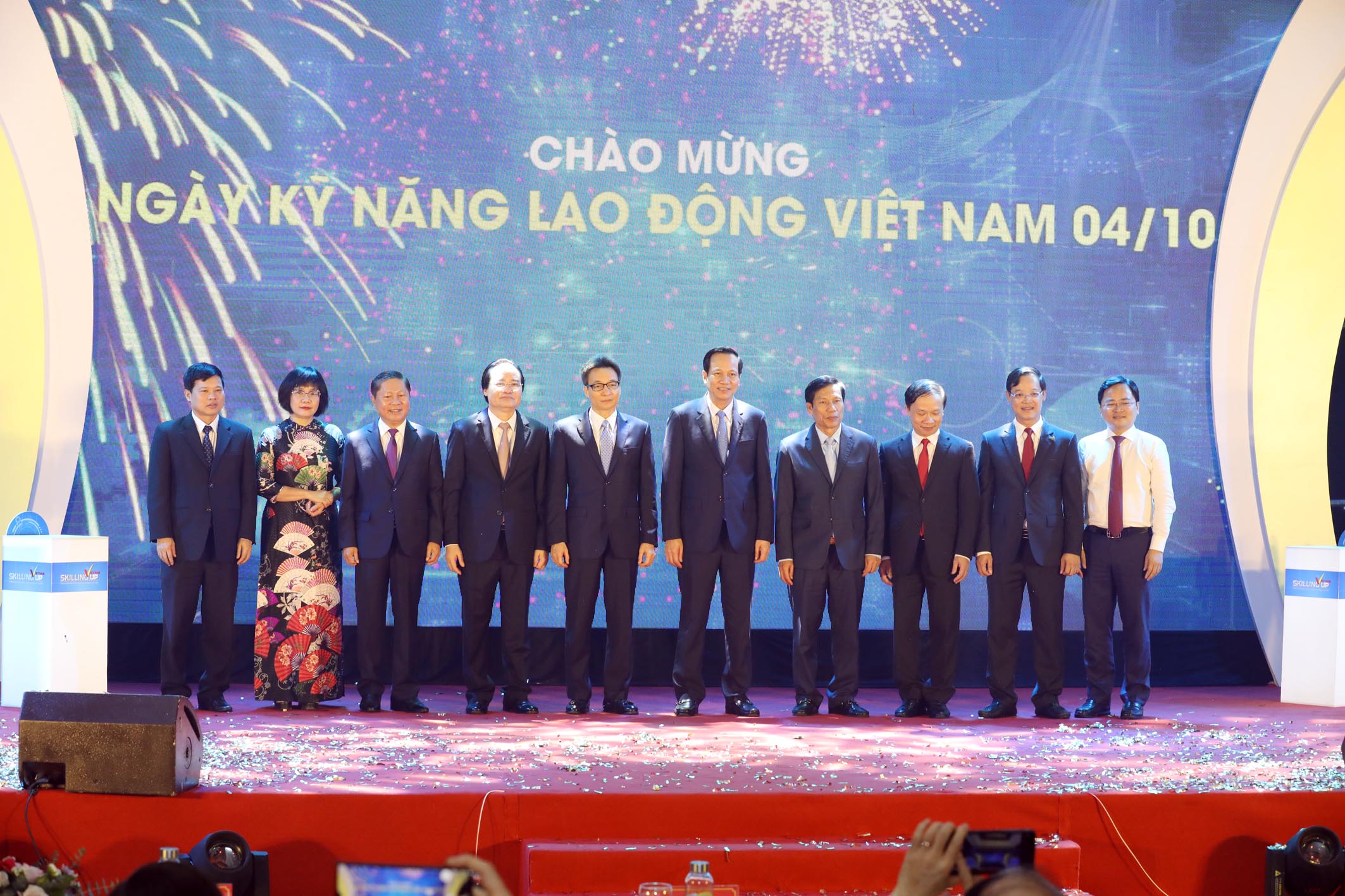 Phó thủ tướng Chính phủ Vũ Đức Đam cùng đại diện lãnh đạo các bộ ngành tại Lễ công bố Quyết định của Thủ tướng Chính phủ về ngày Kỹ năng Lao động Việt Nam