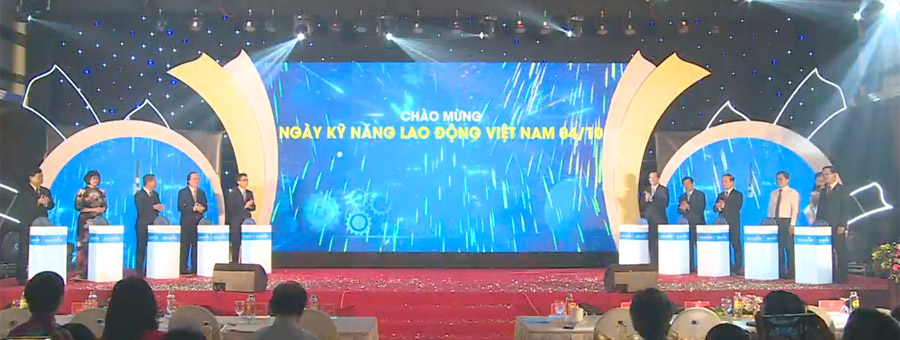 Phó Thủ tướng Chính phủ Vũ Đức Đam cùng đại diện lãnh đạo các bộ ngành tại Lễ công bố Quyết định của Thủ tướng Chính phủ về ngày Kỹ năng Lao động Việt Nam 4/10. Ảnh: Hải Đăng