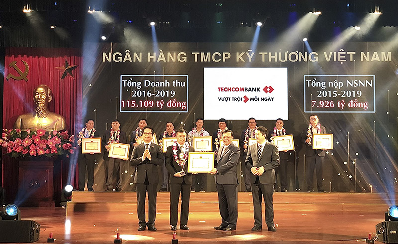 Phó Tổng giám đốc Techcombank, ông Phạm Quang Thắng nhận bằng khen tại buổi lễ vinh danh