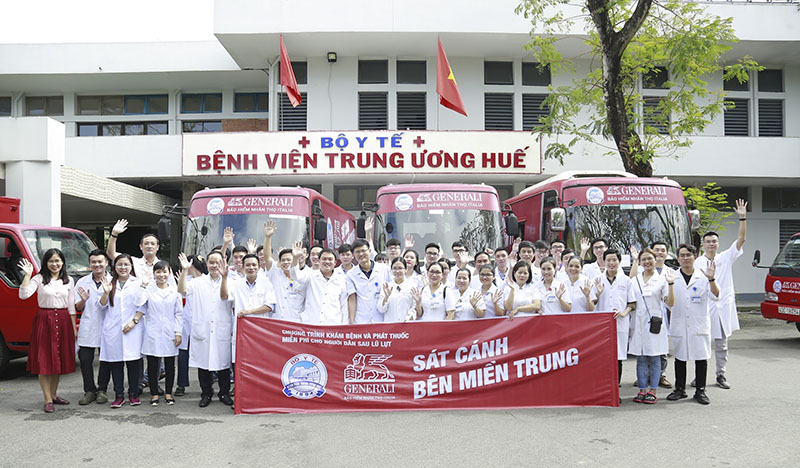 Hơn 130 y bác sĩ từ bệnh viện TW Huế sẽ tham gia vào các chuyến xe Sát Cánh Bên Miền Trung, thăm khám và phát thuốc miễn phí cho hơn 7.500 người dân miền Trung tại các địa phương khó khăn 