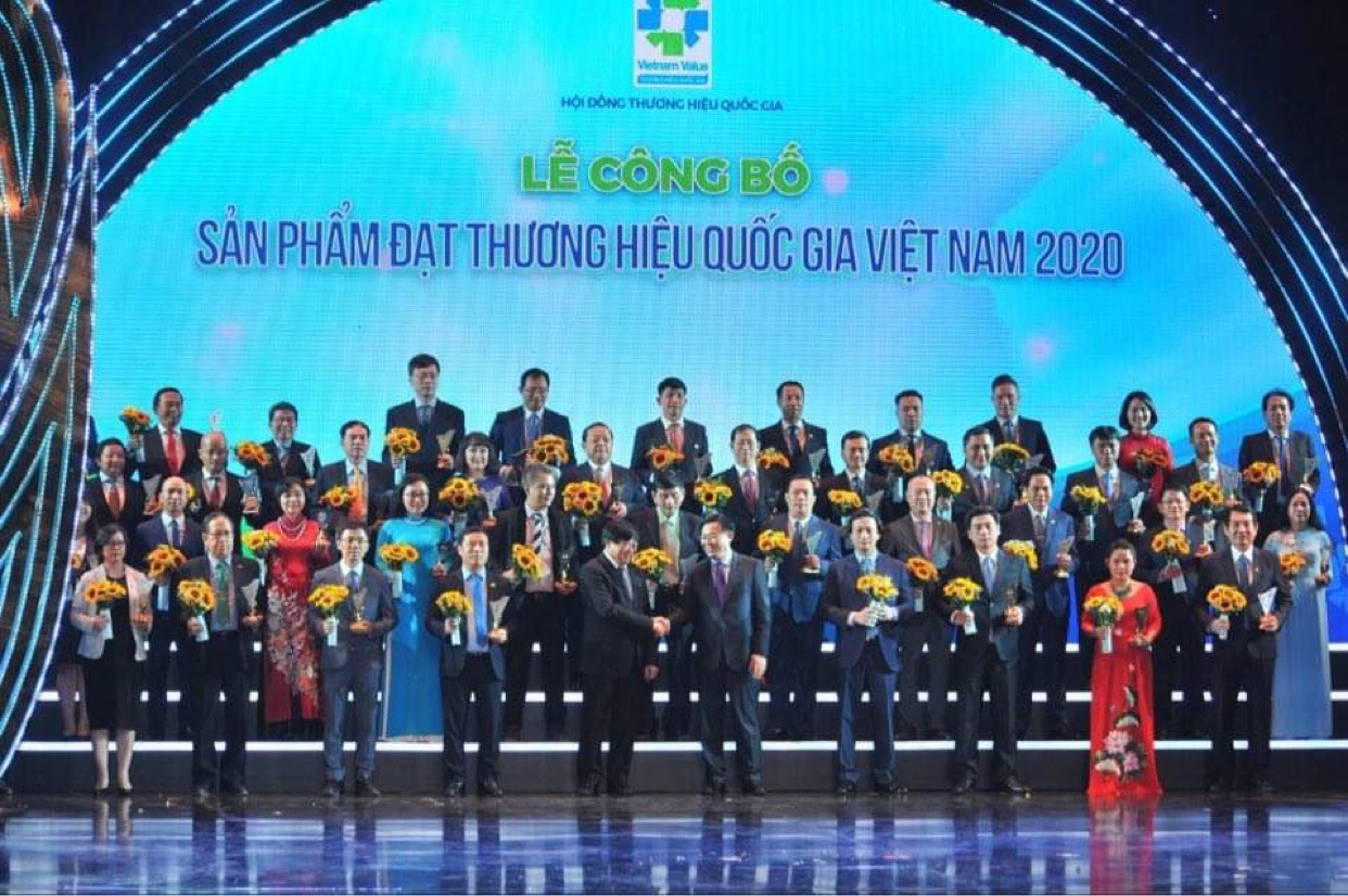 Bà Nguyễn Minh Ngọc – Phó Tổng Giám đốc đón nhận  Biểu trưng Thương hiệu Quốc gia năm 2020 