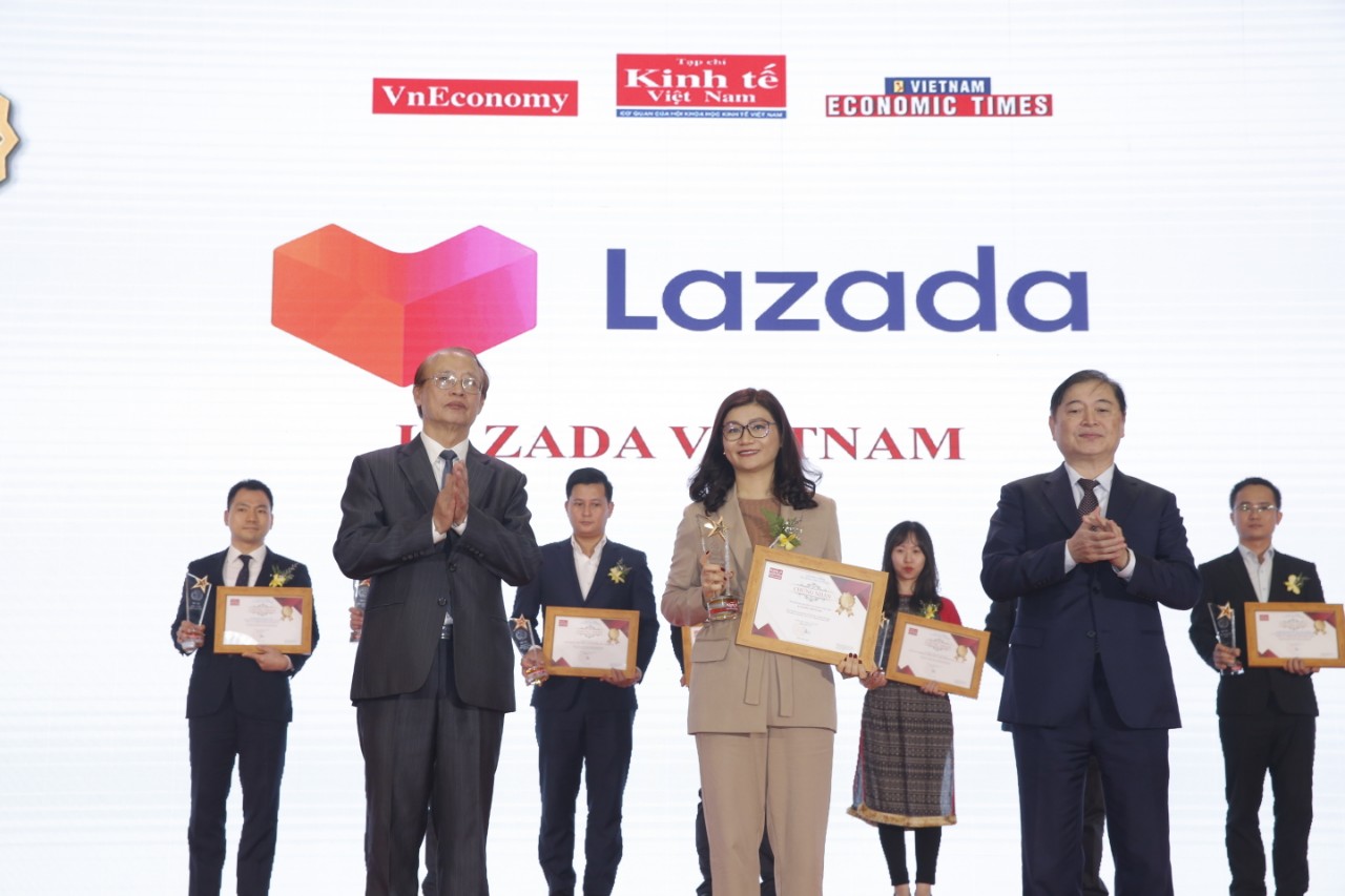 Bà Nguyễn Thị Thuý Hằng, Giám đốc Marketing Lazada Việt Nam nhận giải thưởng  Top 10 sản phẩm, dịch vụ Tin Dùng 2020 do người tiêu dùng bình chọn