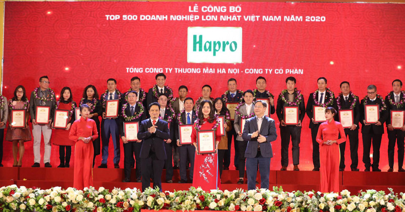 Bà Đỗ Tuệ Tâm, Phó Tổng Giám đốc Hapro tại Lễ vinh danh Top 500 doanh nghiệp lớn nhất Việt Nam năm 2020 