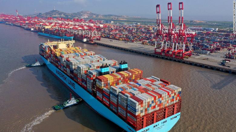 Tàu hàng container cập cảng nước sâu ở Thượng Hải. Ảnh: Getty Images