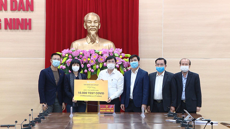 Đại diện Sun Group trao trao tặng 10.000 test xét nghiệm Covid-19 cho Quảng Ninh
