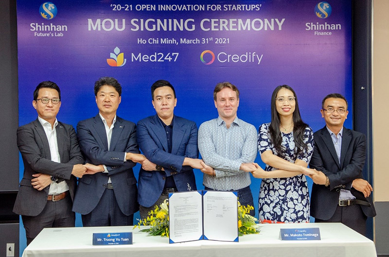 Credify và Med247 đã ký Biên bản ghi nhớ hợp tác vào ngày 31/03/2021 với sự chứng kiến của đại diện Shinhan Finance và Shinhan Future's Lab