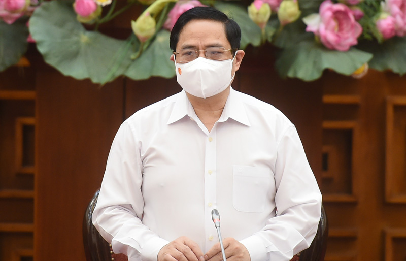 Thủ tướng Phạm Minh Chính chủ trì cuộc họp khẩn về phòng chống COVID-19. Ảnh: VGP