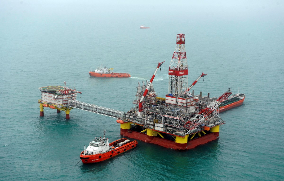  Chú thích ảnh Một cơ sở khai thác dầu của Nga trên biển Caspi. Ảnh: AFP/TTXVN