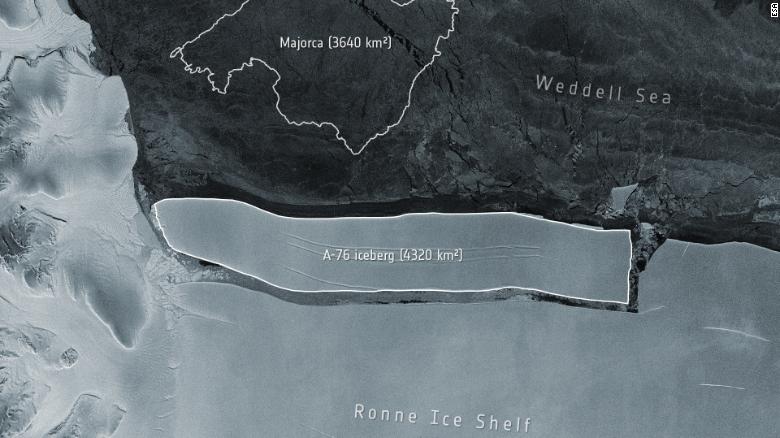 Khối băng khổng lồ vừa tách hoàn toàn khỏi Nam Cực và trôi nổi trên mặt biển. Ảnh: CNN