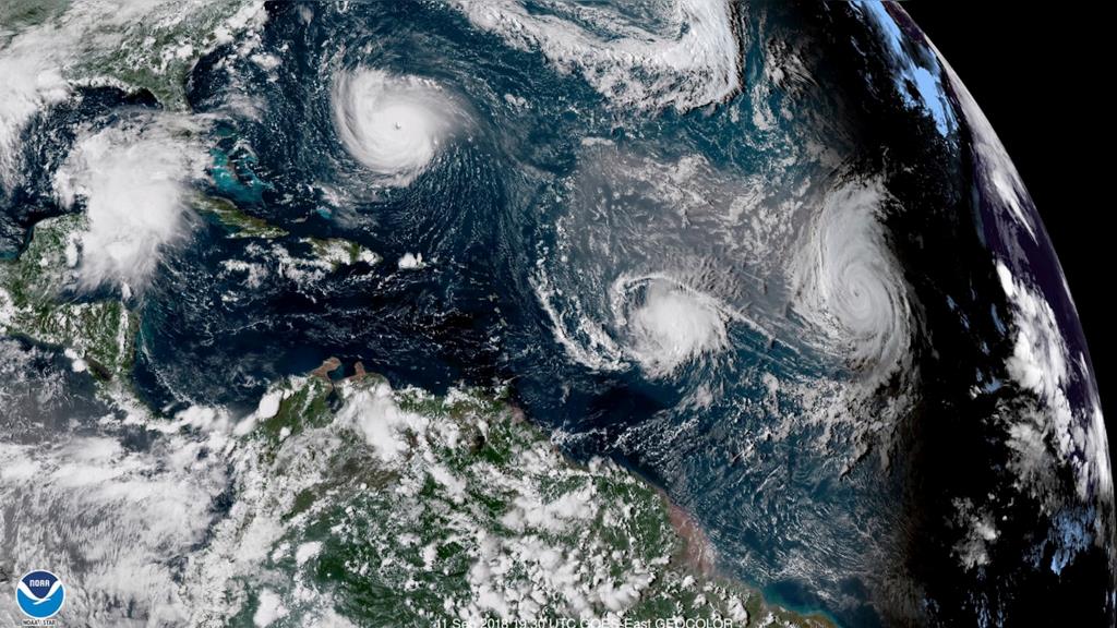 Hình ảnh vệ tinh ba cơn bão vào ngày 11/9/2018 do NOAA cung cấp. Bão nhiệt đới Florence, phía trên bên trái, ở Đại Tây Dương. Ở tâm là bão nhiệt đới Isaac và ở bên phải là bão Helene. Ảnh: NOAA/AP