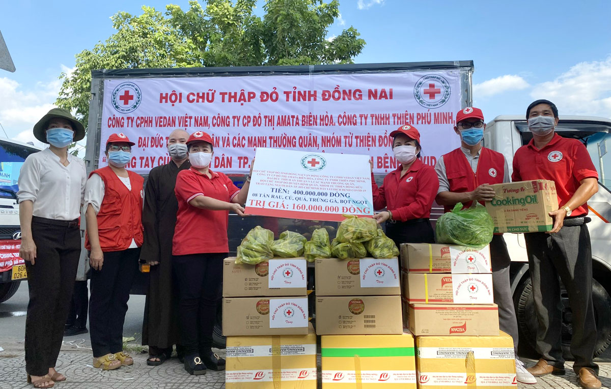 Vedan đồng hành cùng Hội Chữ thập đỏ tỉnh Đồng Nai gửi các sản phẩm do công ty sản xuất đến những người dân nghèo chịu ảnh hưởng của Covid-19