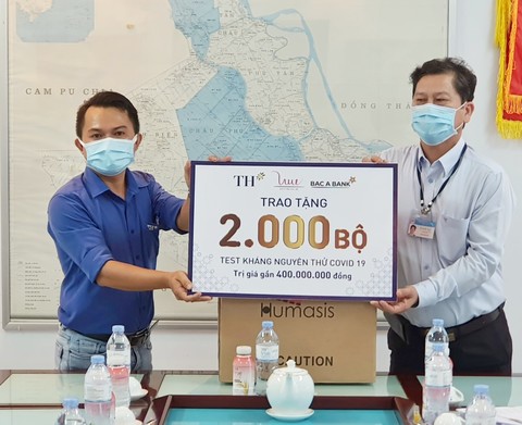 Đại diện TH trao tặng 2000 bộ test nhanh Covid-19 cho Sở Y tế tỉnh An Giang