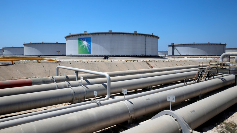 Bên trong cơ sở lọc dầu Ras Tanura của Saudi Aramco. Ảnh minh họa: Reuters