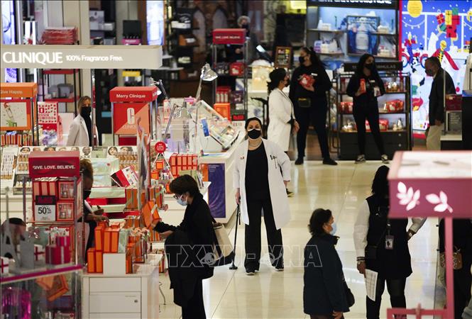 Người dân chọn mua hàng sale trong ngày Black Friday tại cửa hàng của hãng Macy ở New York, Mỹ ngày 27/11/2020. Ảnh tư liệu: THX/TTXVN
