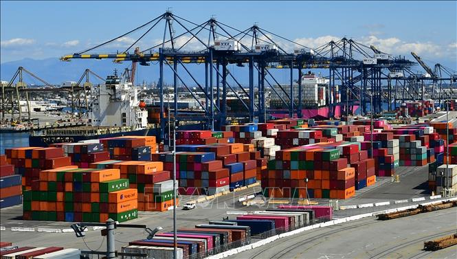 Container hàng hóa được xếp tại cảng Los Angeles, Mỹ. Ảnh minh họa: AFP/TTXVN
