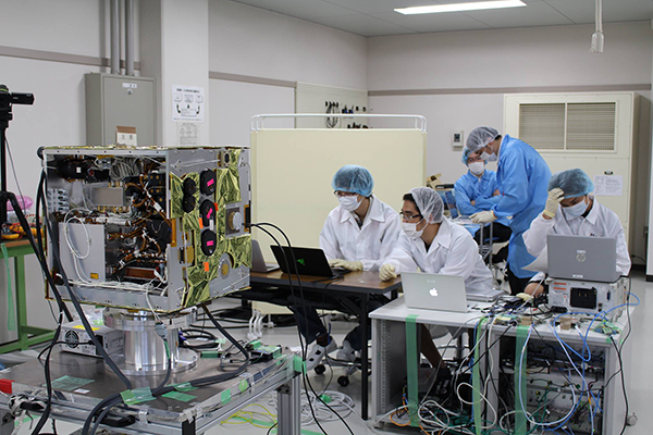 Các kỹ sư của Trung tâm Vũ trụ Việt Nam (VNSC) thiết kế vệ tinh MicroDragon. Ảnh: VNSC