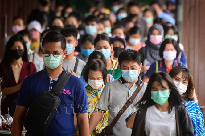 Người dân đeo khẩu trang đề phòng dịch COVID-19 khi lưu thông trên đường phố Bangkok, Thái Lan, ngày 26/4/2021. Ảnh: AFP/TTXVN