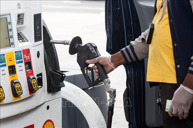 Đổ xăng cho phương tiện tại một trạm xăng ở New York, Mỹ. Ảnh: THX/TTXVN