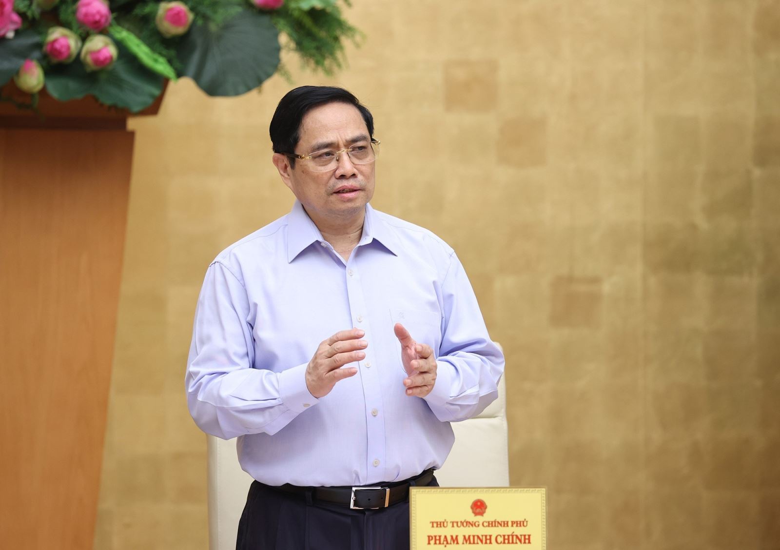 Thủ tướng Phạm Minh Chính yêu cầu rà soát pháp luật, tháo gỡ khó khăn cho đầu tư, kinh doanh trong điều kiện dịch COVID-19. Ảnh: TTXVN