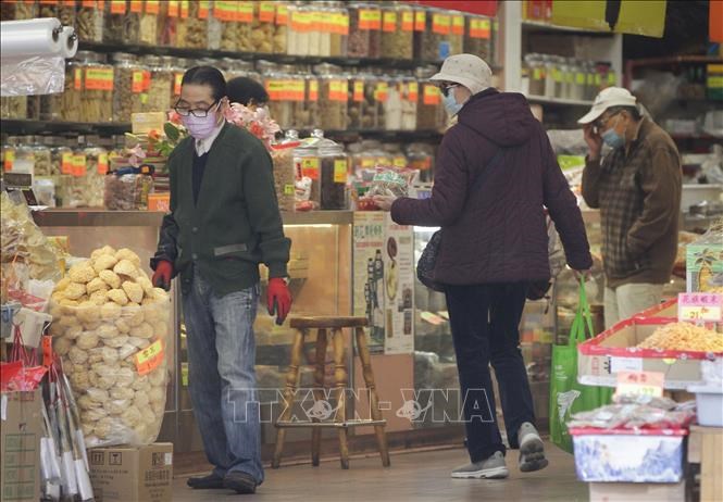 Người dân mua hàng trong một siêu thị tại Vancouver, Canada. Ảnh: THX/TTXVN