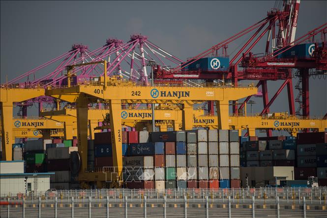 Container hàng hóa được xếp tại cảng Hanjin Incheon, Seoul, Hàn Quốc. Ảnh tư liệu: AFP/TTXVN
