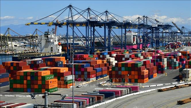 Hàng hóa được xếp tại cảng ở Los Angeles, bang California, Mỹ. Ảnh: AFP/TTXVN
