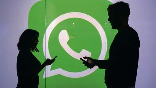 Biểu tượng ứng dụng nhắn tin WhatsApp. Ảnh: AFP