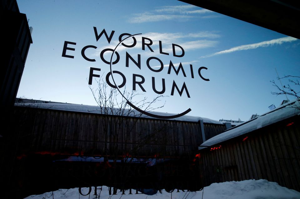 Logo của cuộc họp thường niên lần thứ 50 của Diễn đàn kinh tế Thế giới (WEF) được in trên cửa sổ ở Davos, Thụy Sĩ, ngày 21/1/2020. Ảnh tư liệu: Reuter