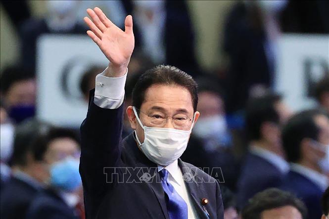 Cựu Ngoại trưởng Nhật Bản Fumio Kishida sau khi được bầu làm tân Chủ tịch đảng Dân chủ Tự do cầm quyền (LDP), tại Tokyo ngày 29/9/2021. Ảnh: AFP/TTXVN