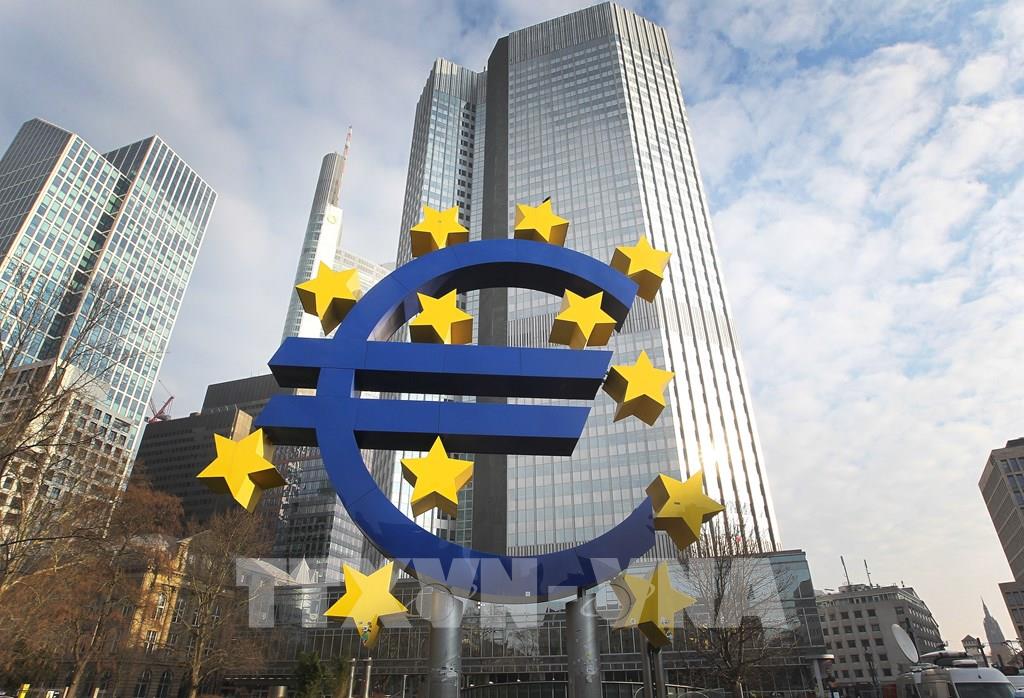 Biểu tượng đồng euro tại Frankfurt, Đức. Ảnh: AFP/ TTXVN