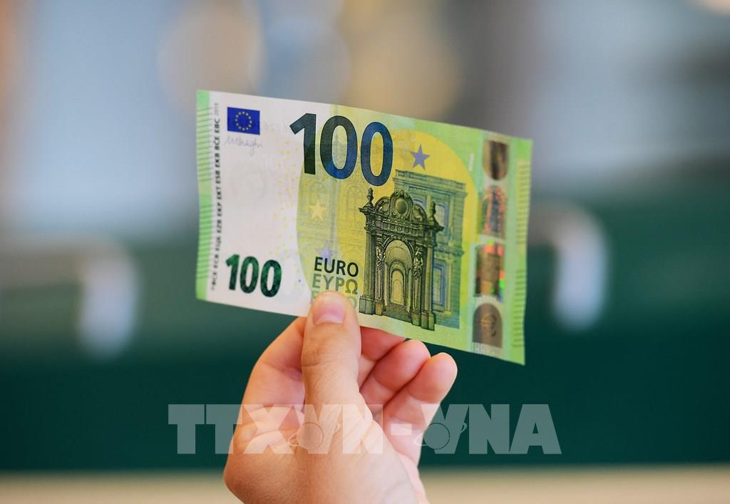 Đồng tiền mệnh giá 100 euro tại Rome, Italy. Ảnh: AFP/TTXVN