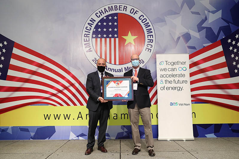 Đại diện AES Việt Nam nhận giải thưởng từ AmCham Hà Nội