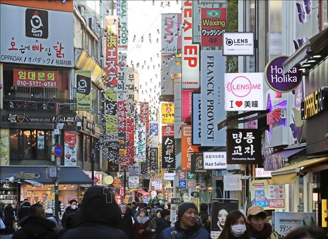 Người dân mua sắm hàng hóa tại khu vực Myeongdong, thủ đô Seoul, Hàn Quốc. Ảnh: Yonhap/TTXVN