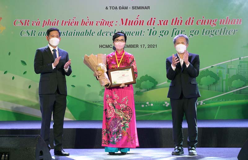 Bà Lưu Thị Thu Hằng, Giám đốc Cấp cao Thương hiệu và Marketing Dai-ichi Life Việt Nam nhận giải 