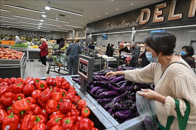 Người tiêu dùng mua hàng hóa trong siêu thị ở Glendale, California (Mỹ) ngày 12/1/2022. Ảnh: AFP/TTXVN