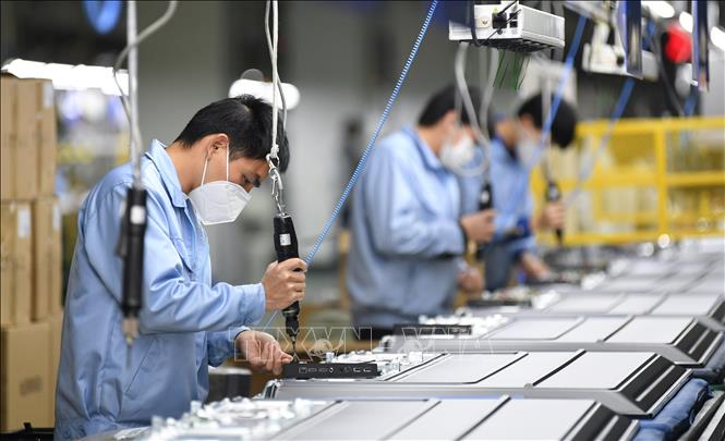 Công nhân sản xuất tại một phân xưởng của Skyworth ở Quảng Châu, thủ phủ tỉnh Quảng Đông, Trung Quốc. Ảnh tư liệu: THX/TTXVN