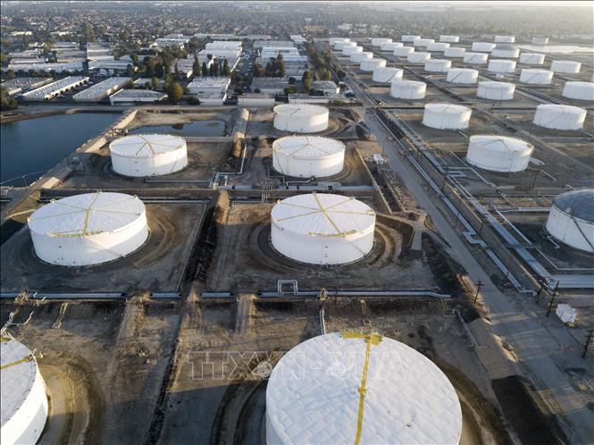 Các bể chứa dầu tại Carson, bang California, Mỹ. Ảnh: AFP/TTXVN