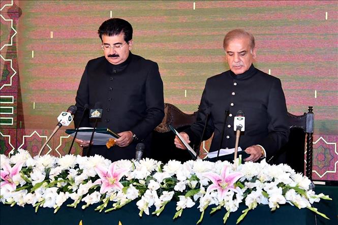 Ông Shehbaz Sharif (phải) tuyên thệ nhậm chức Thủ tướng Pakistan trước quyền Tổng thống Muhammad Sadiq Sanjrani ở Islamabad, ngày 11/4/2022. Ảnh: AFP/TTXVN